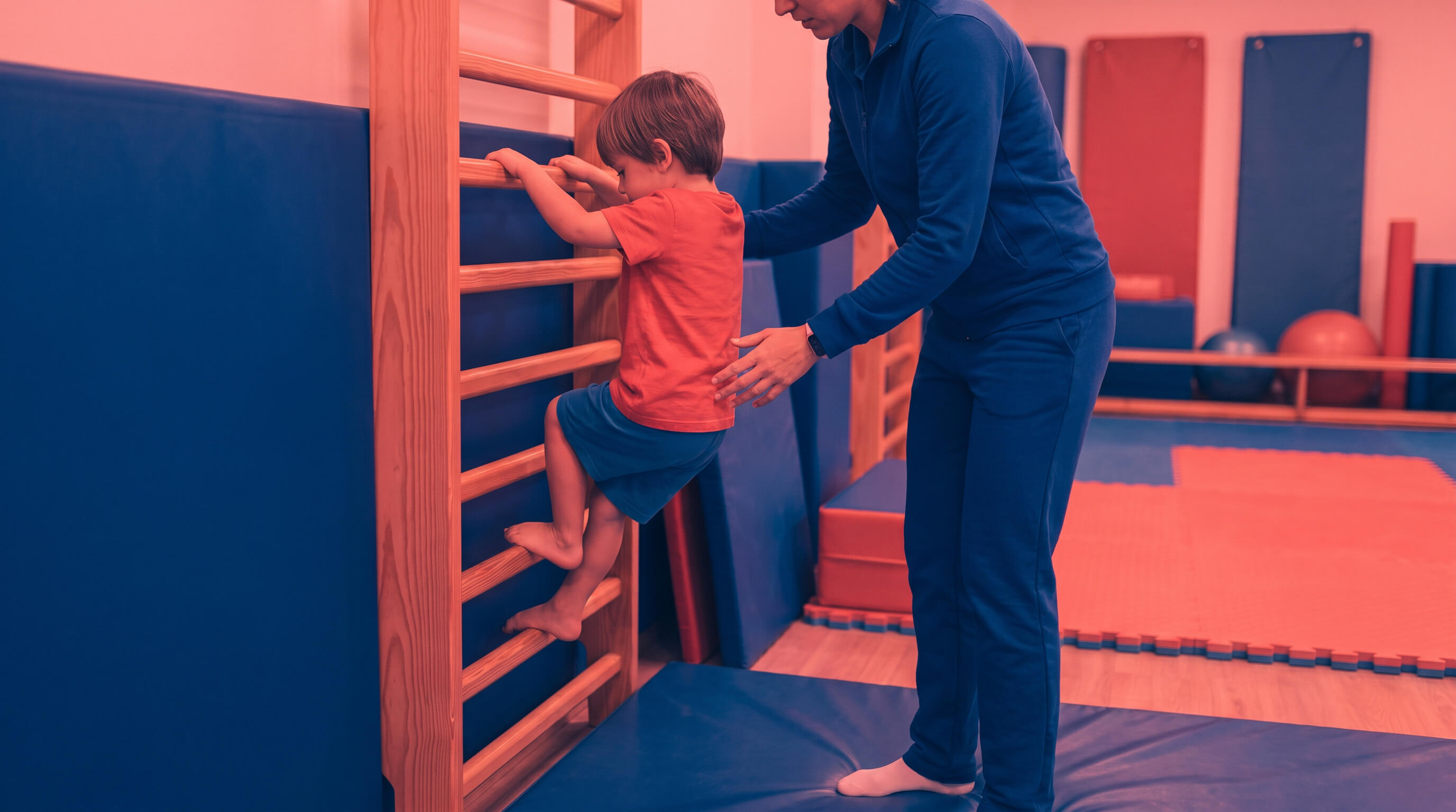 Kind macht Übung an Sproßenwand